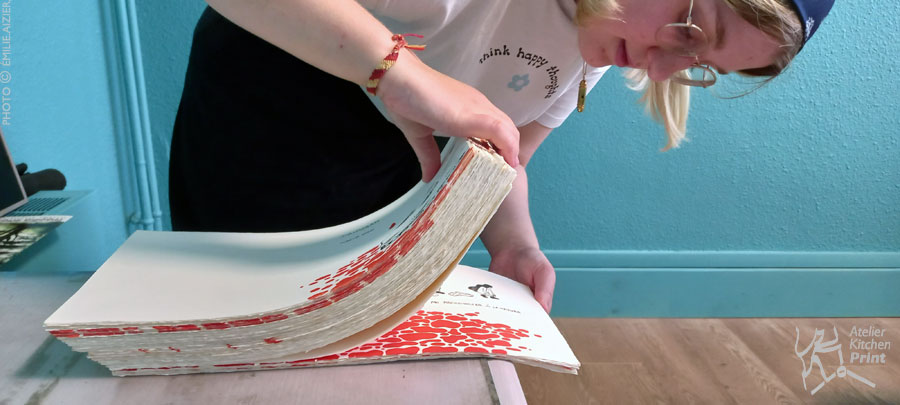L’Atelier Kitchen Print édite un nouveau livre d’art en Kitchen lithographie dans son atelier.