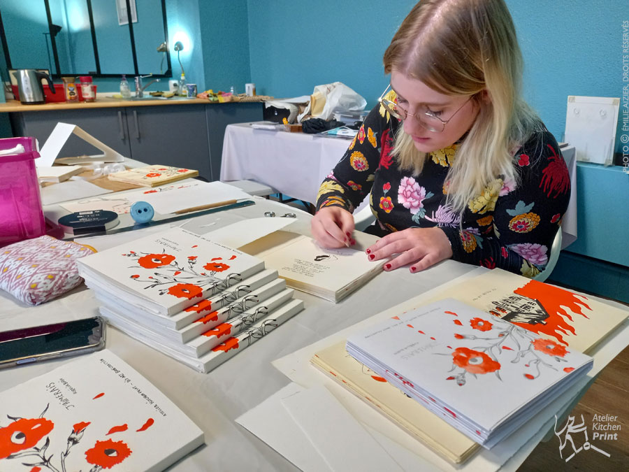 Vidéo du livre d’art d’Aurélia Budin, imprimé en Kitchen Litho, éditions de l’Atelier Kitchen Print.